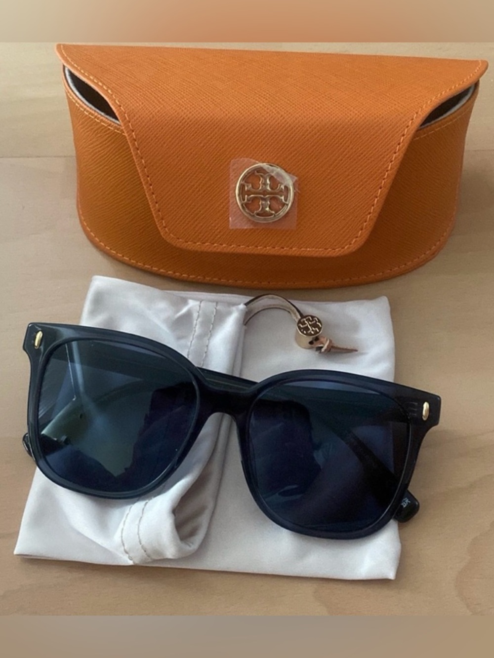 Tory Burch Black Sunglasses with Tory Burch Pouch & Case Sz 53